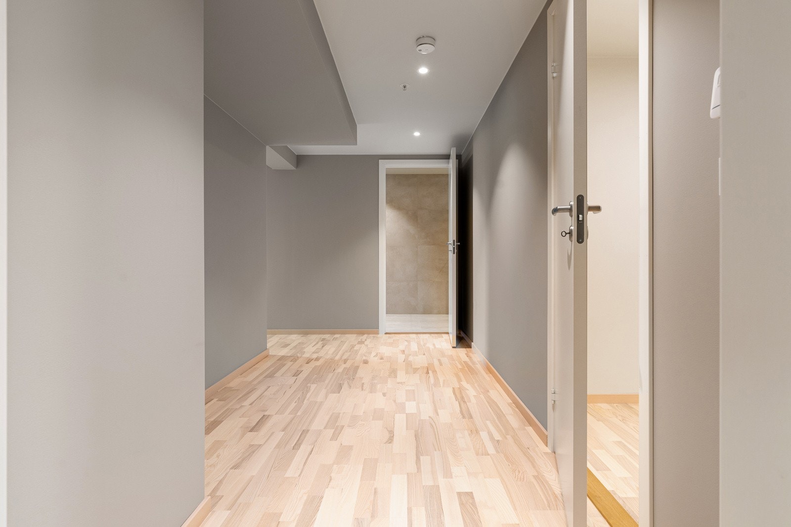 Forbi inngangsdøren venter en romslig entré med god plass til å henge fra seg yttertøy og sette fra seg sko. Galleribilde