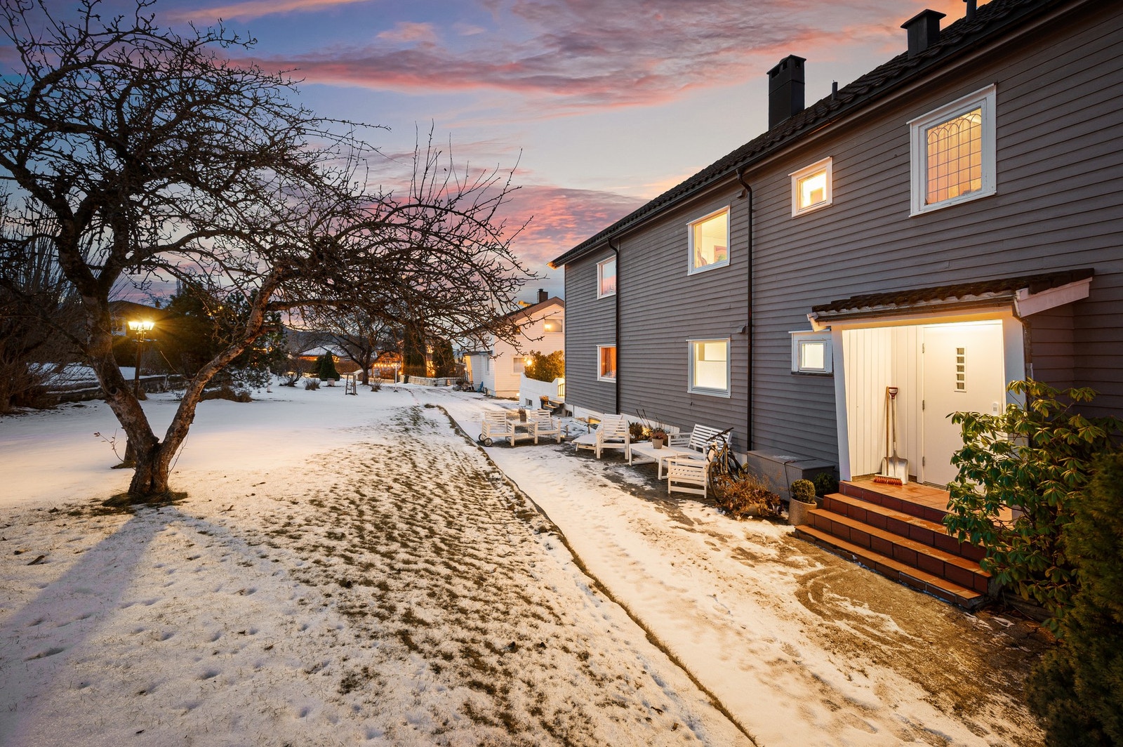 Eiendommens uteområder er pent opparbeidet. Galleribilde