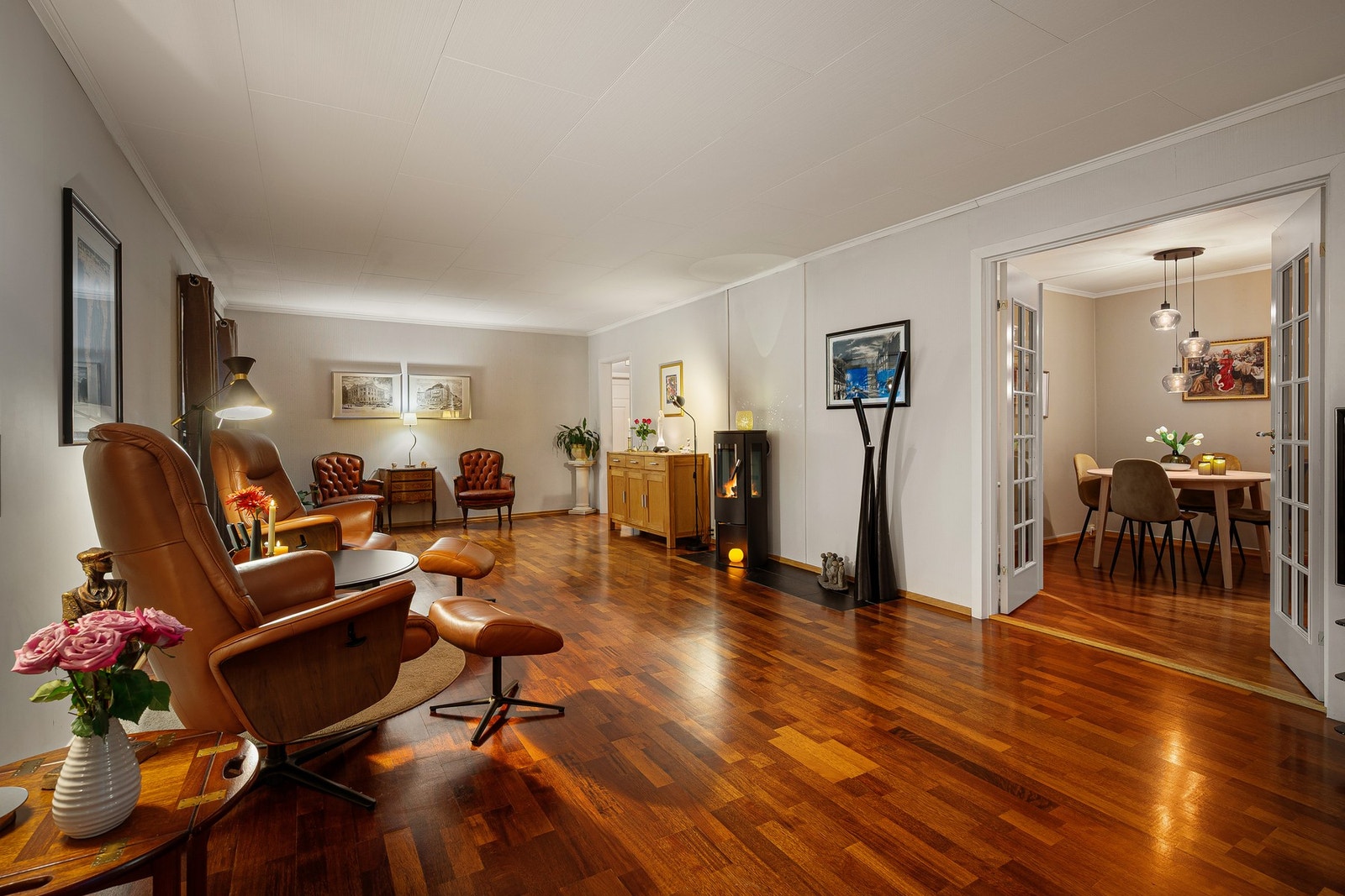 Hovedplanet er på 112 BRA-I og inneholder: Gang, kjøkken, spisestue, stue, bad og 2 soverom. Galleribilde