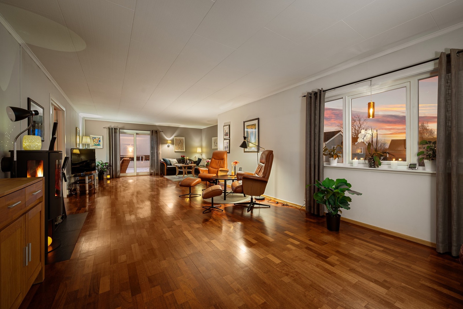 Stuen er på hele 50.9 kvm og har god plass for ulike møbleringer. Galleribilde