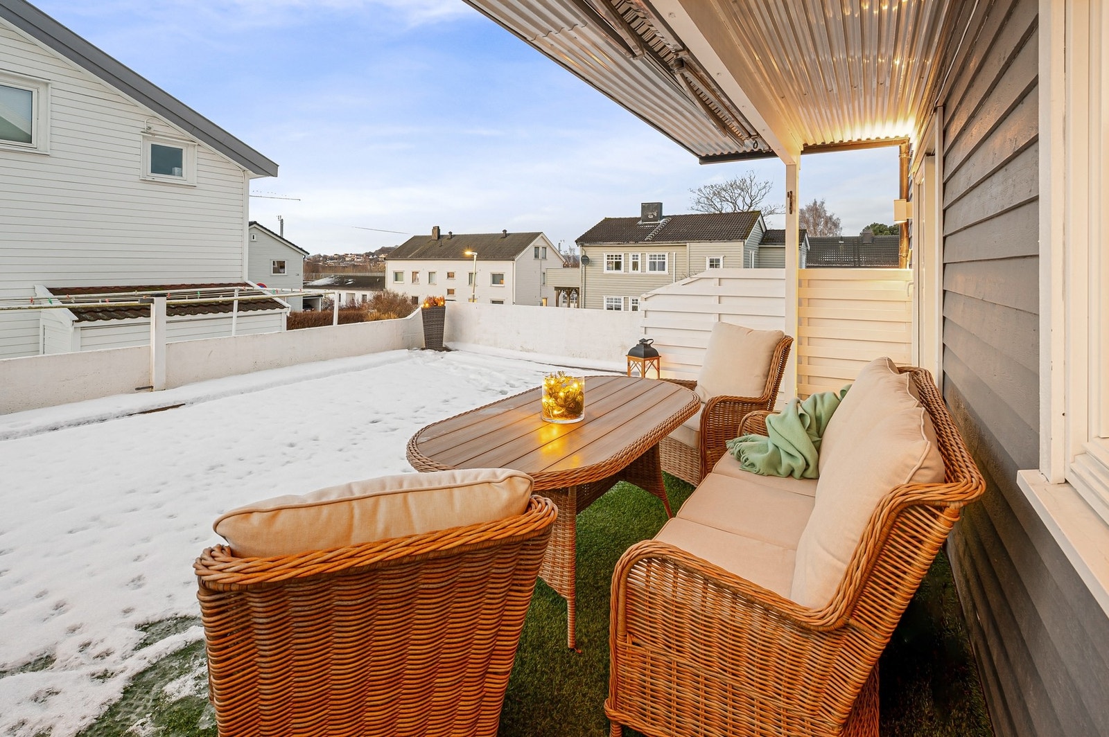 Herlig uteplass med gode solforhold. Galleribilde