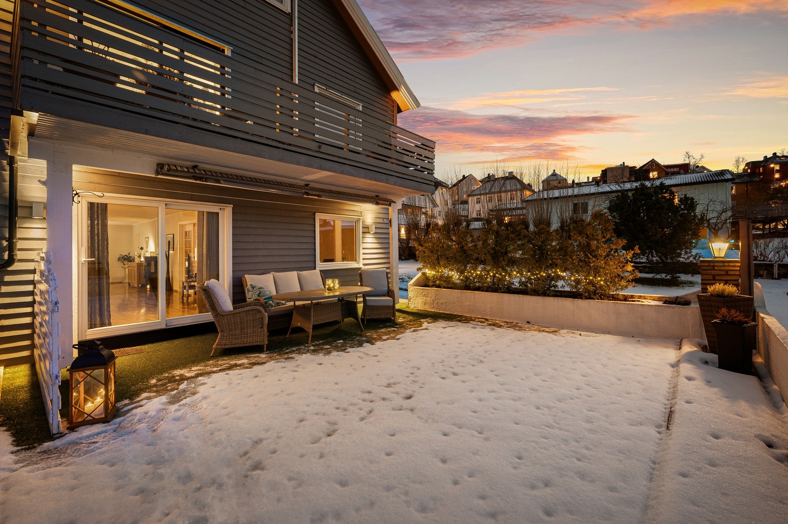 Boligen har en romslig sydvent terrasse med god plass for møbler, grill m.m Galleribilde