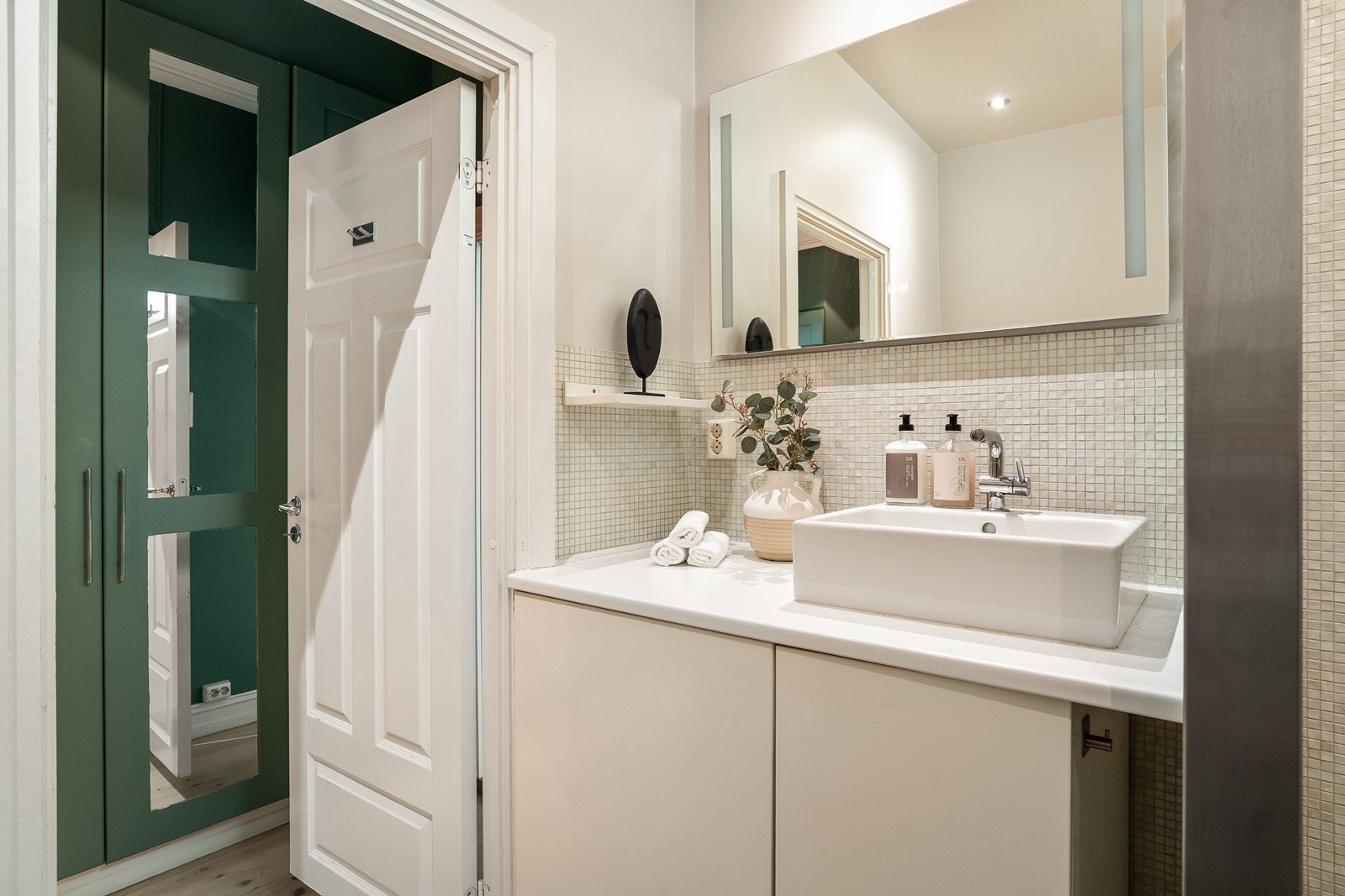 Delikat flislagt bad med gulvvarme Galleribilde