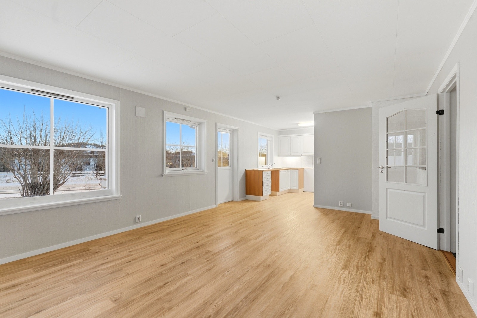 Stuen har god plass til en sofagruppe og TV med tilhørende møblement. Galleribilde