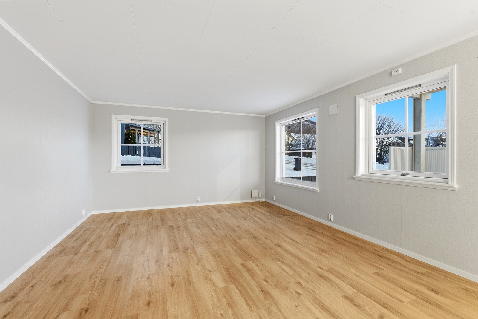 Stuen har store vindusflater som gir rikelig med naturlig lysinnslipp. Galleribilde