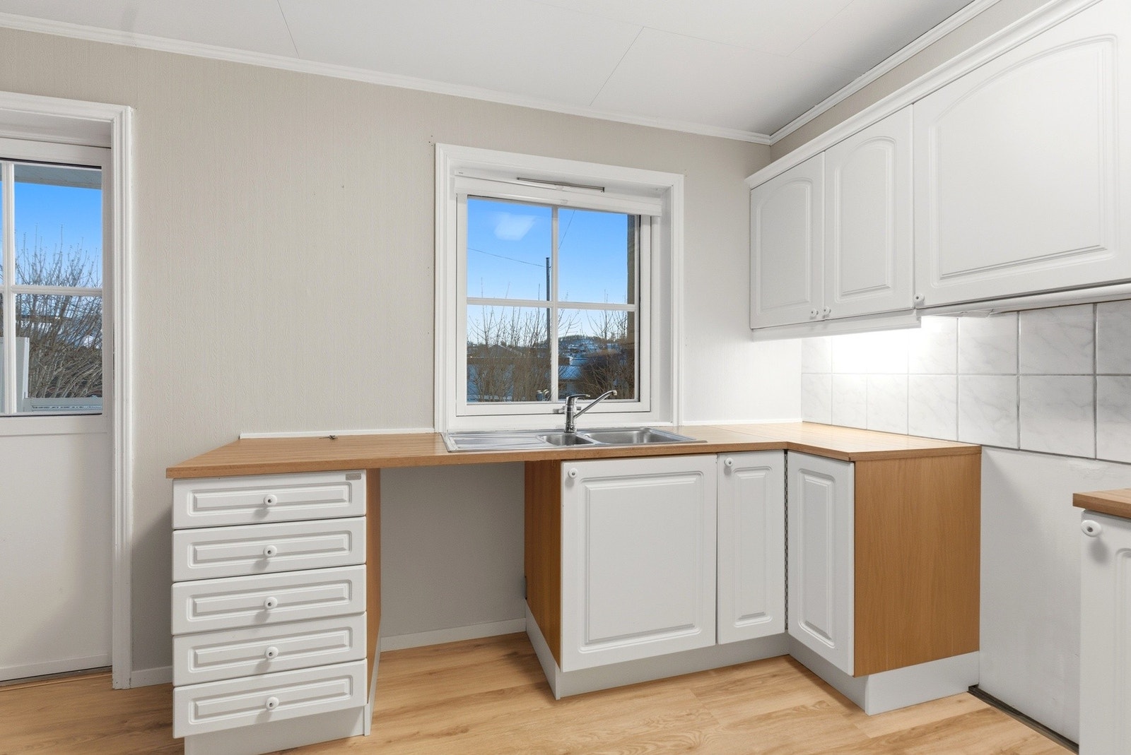 Kjøkkenets utforming sørger for god oppbevaringsplass i skuffer og skap. Galleribilde