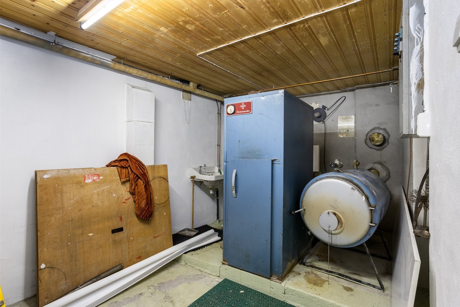 Rom i kjeller - tidligere fyrrom - fyrkjelen er ikke i bruk i dag og oljetanken er fjernet. Galleribilde