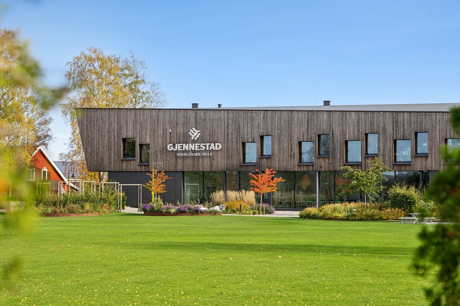 Gjennestad VGs som er en kristen videregående skole og ligger ikke langt unna boligen. Galleribilde