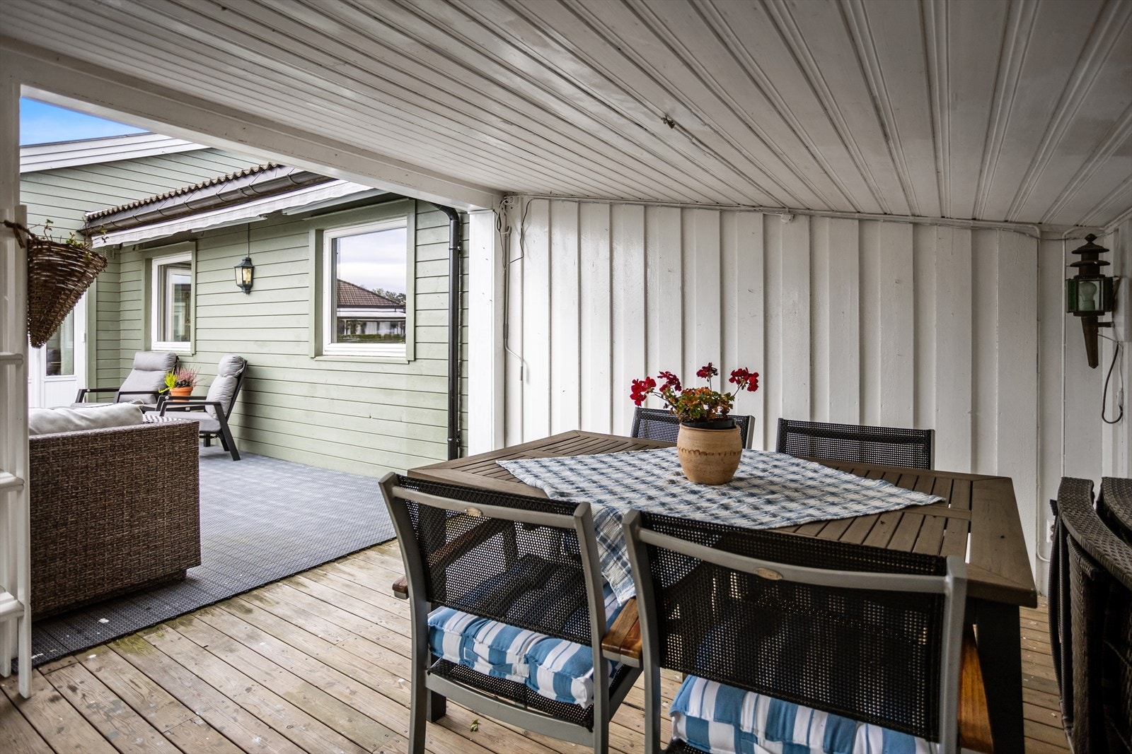 Terrassen har en del med takoverbygg, så her kan du sitte hele året. Galleribilde