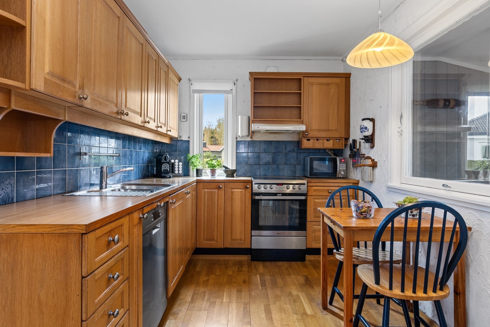 Kjøkkenet har innredning med profilerte fronter og benkeplate av laminat. Galleribilde