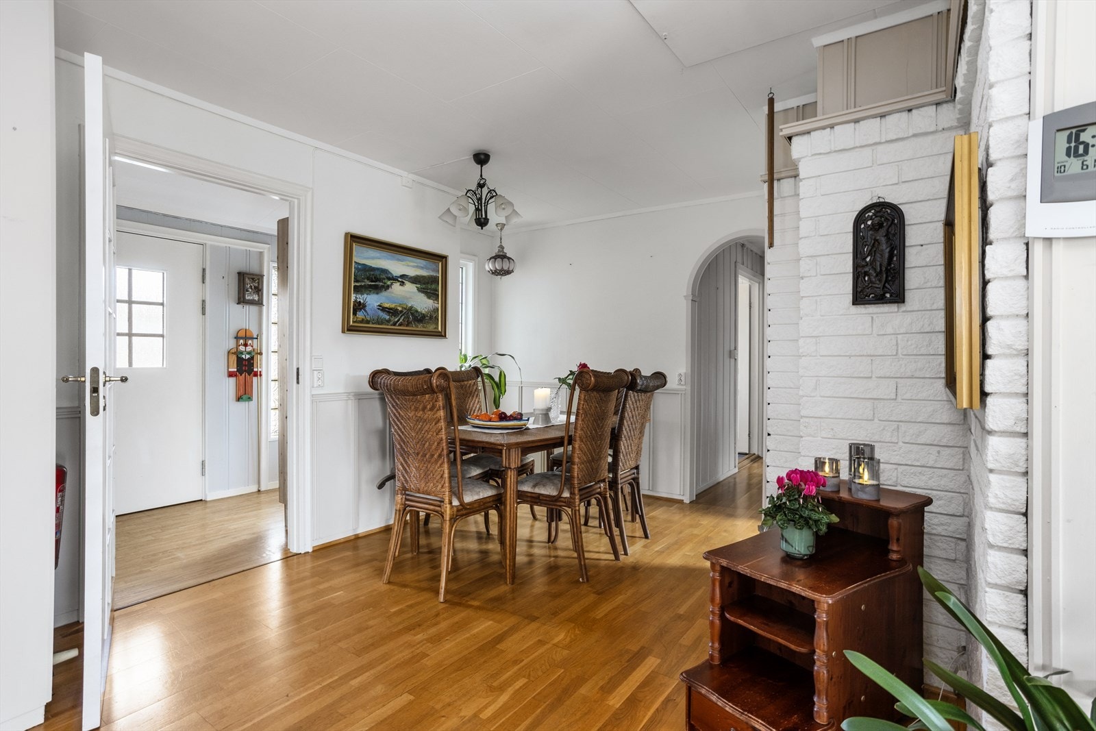 Det er rom for spisebord i boligen - perfekt for å samle familie og venner. Galleribilde