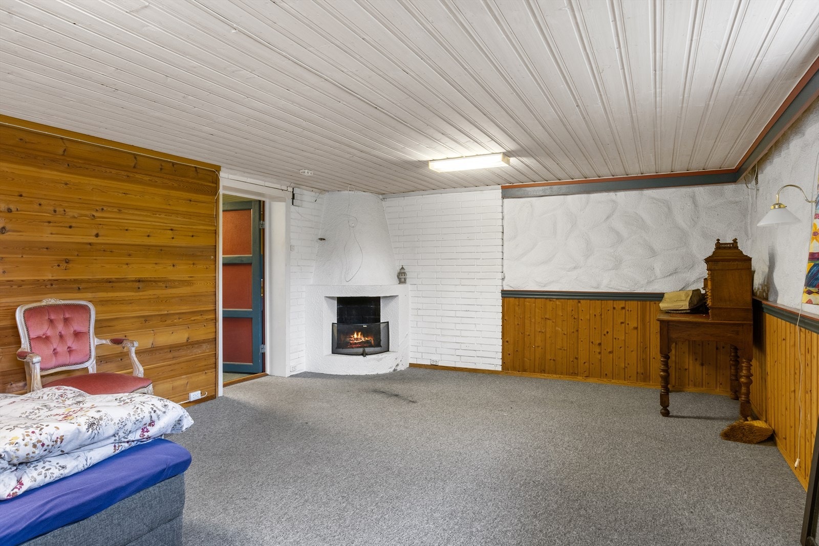 Peisen i kjellerstuen sørger for både varme og stemning (ikke omsøkt/godkjent til varig opphold). Galleribilde