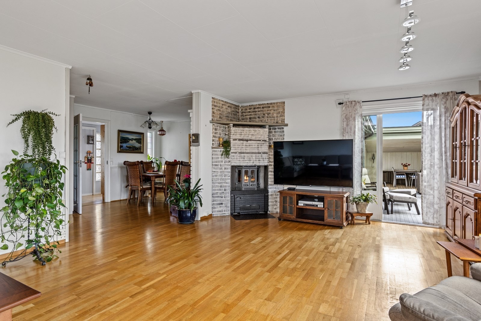 Peisen i stuen sørger for en lun atmosfære. Det er direkte utgang til terrassen fra stua - perfekt på sommerhalvåret. Galleribilde