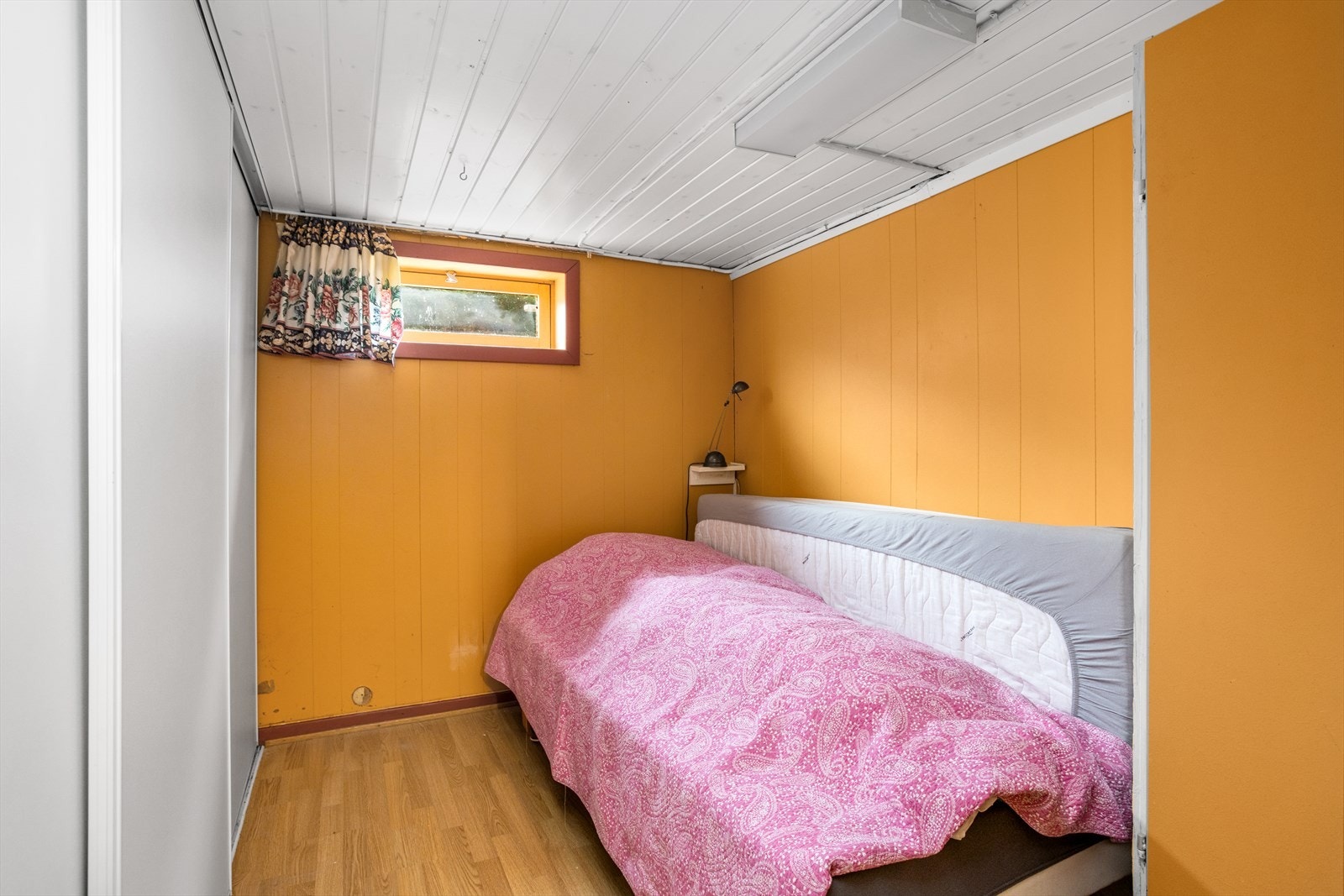 Ene rommet i kjelleren er innredet som soverom (ikke omsøkt/godkjent til varig opphold). Galleribilde