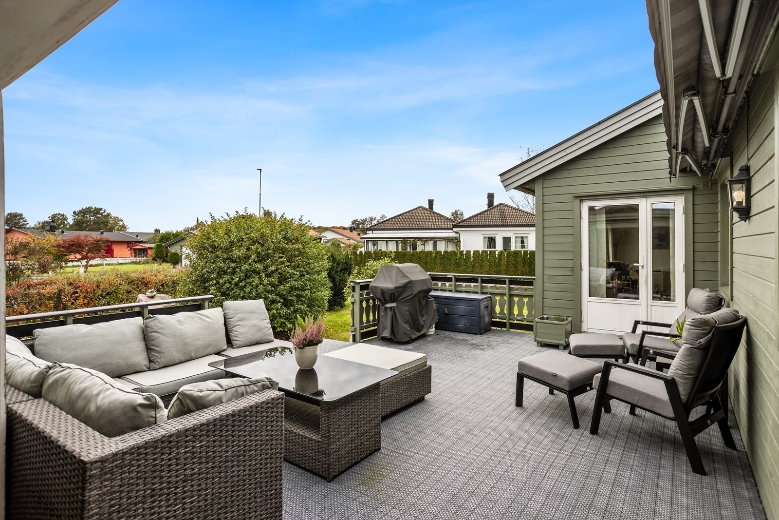 Terrassen er av god størrelse med direkte adgang til hagen. Det er plass til sittegruppe, grill og putekasse. Galleribilde