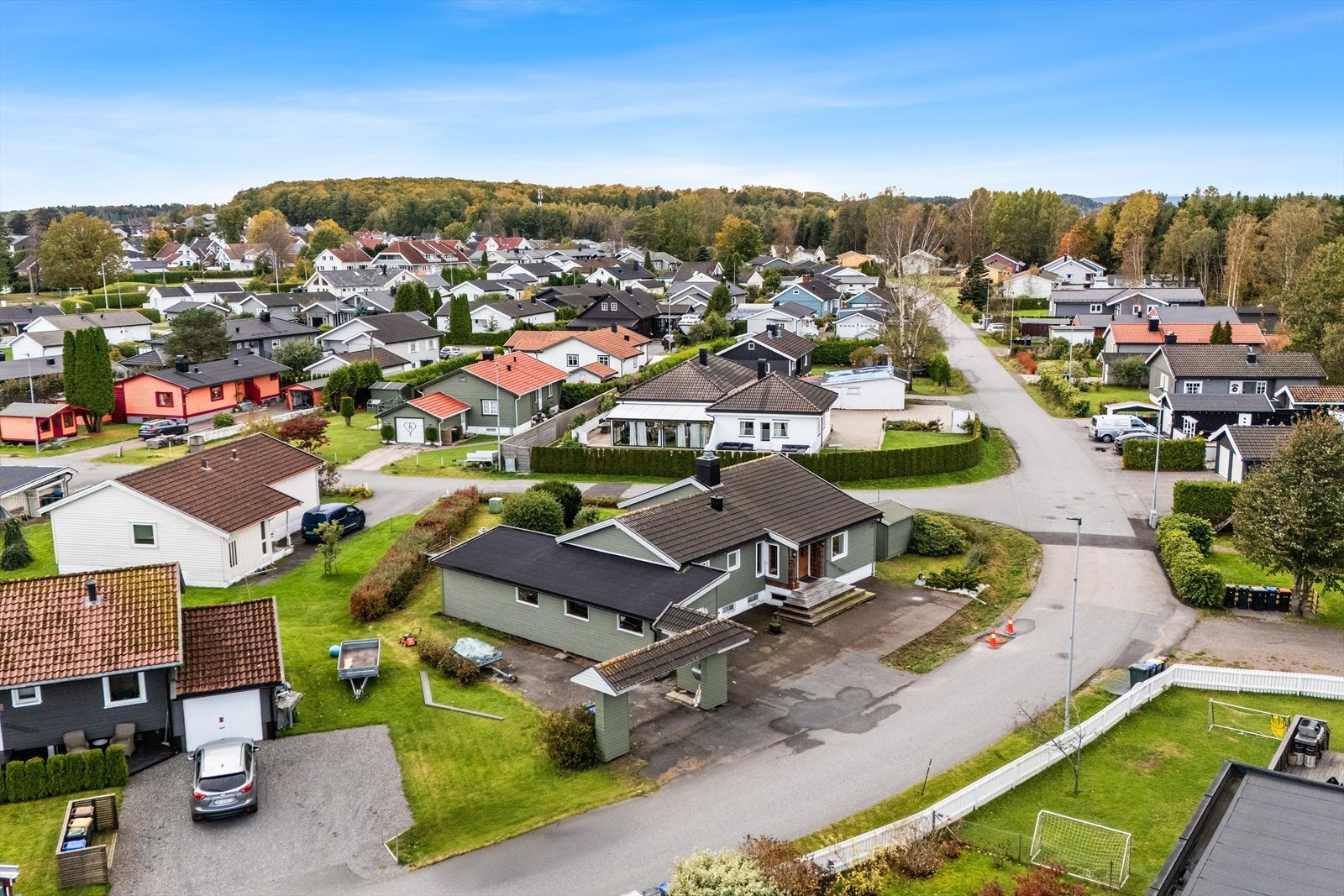 Romslig hjørnetomt i et rolig nabolag. Galleribilde