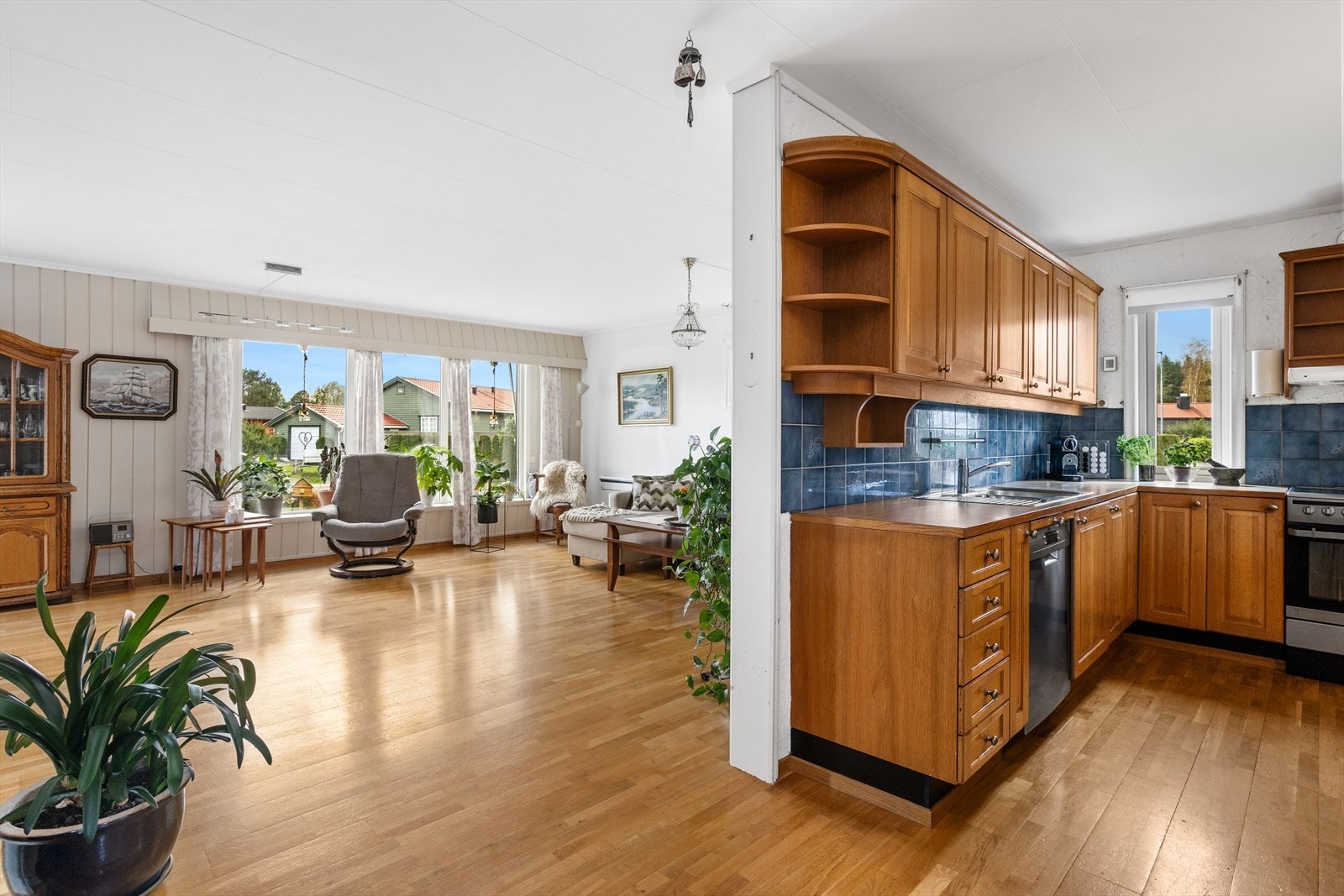 Kjøkkenet har en halvåpen løsning mot stuen, som gir en naturlig sonedeling. Galleribilde