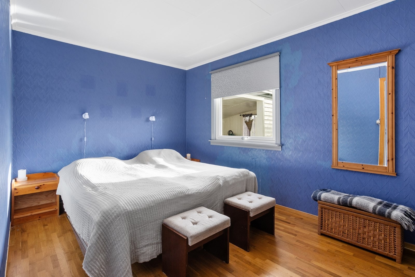 Hovedsoverommet er av god størrelse og har plass til dobbeltseng og nattbord. Galleribilde