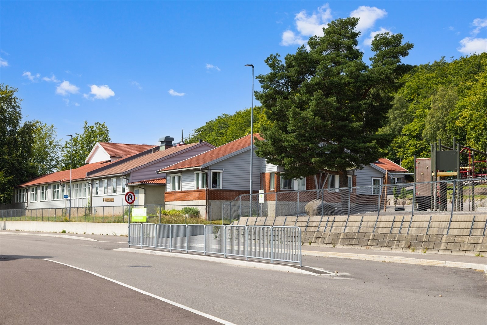 Bokemoa skole ligger ca. 15 min unna å gå fra boligen. Galleribilde
