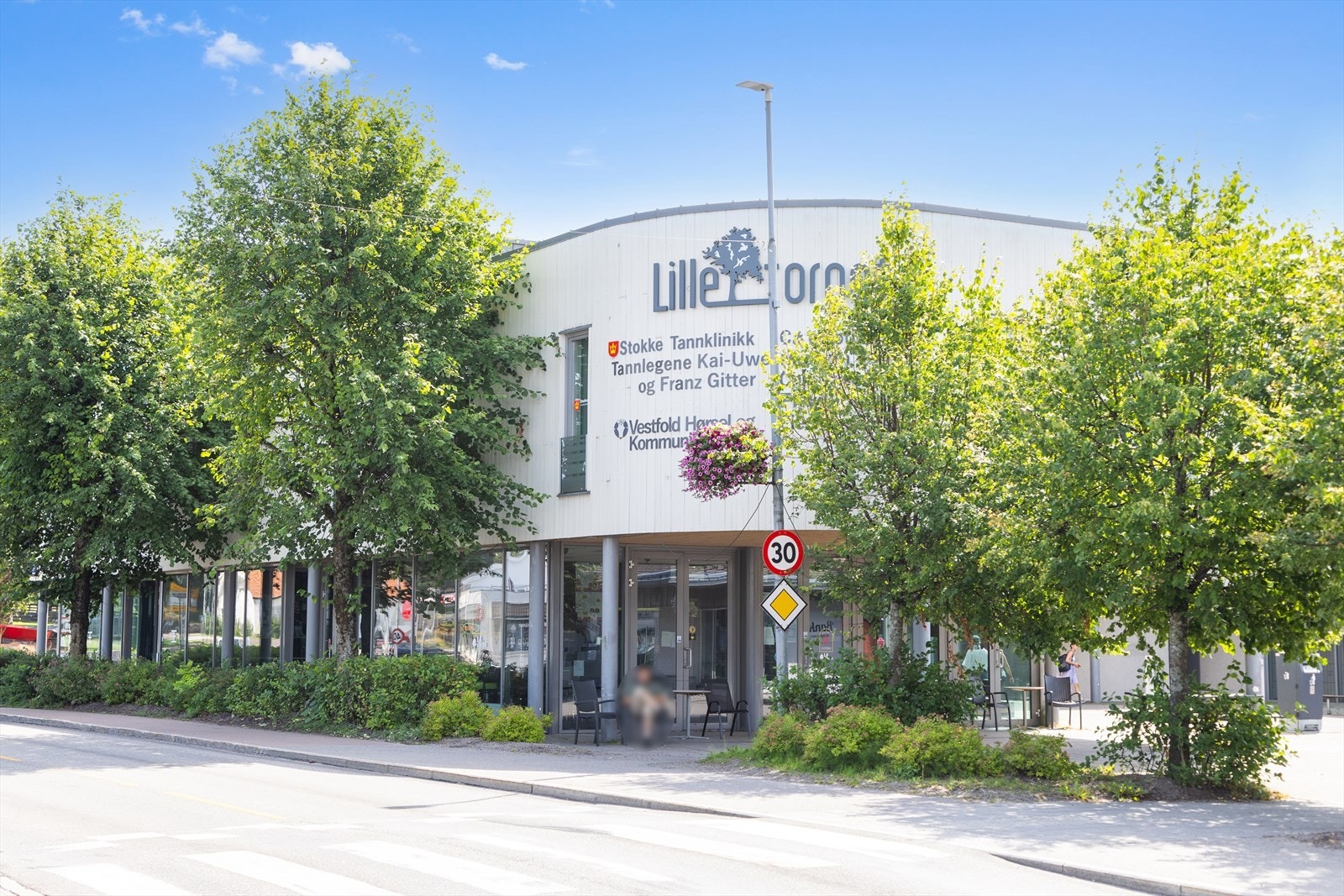 Stokke sentrum ligger en kort gåtur unna boligen. Galleribilde