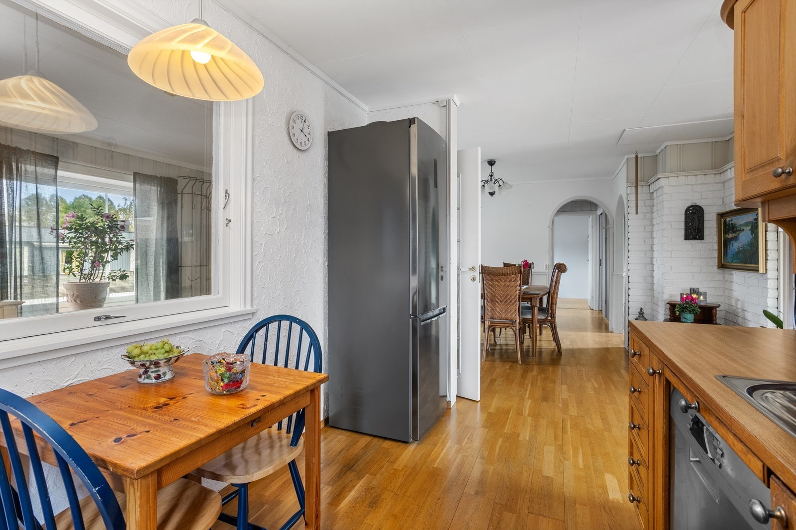 På kjøkkenet har du plass til; kjøl/fryseskap, oppvaskmaskin og komfyr. Galleribilde