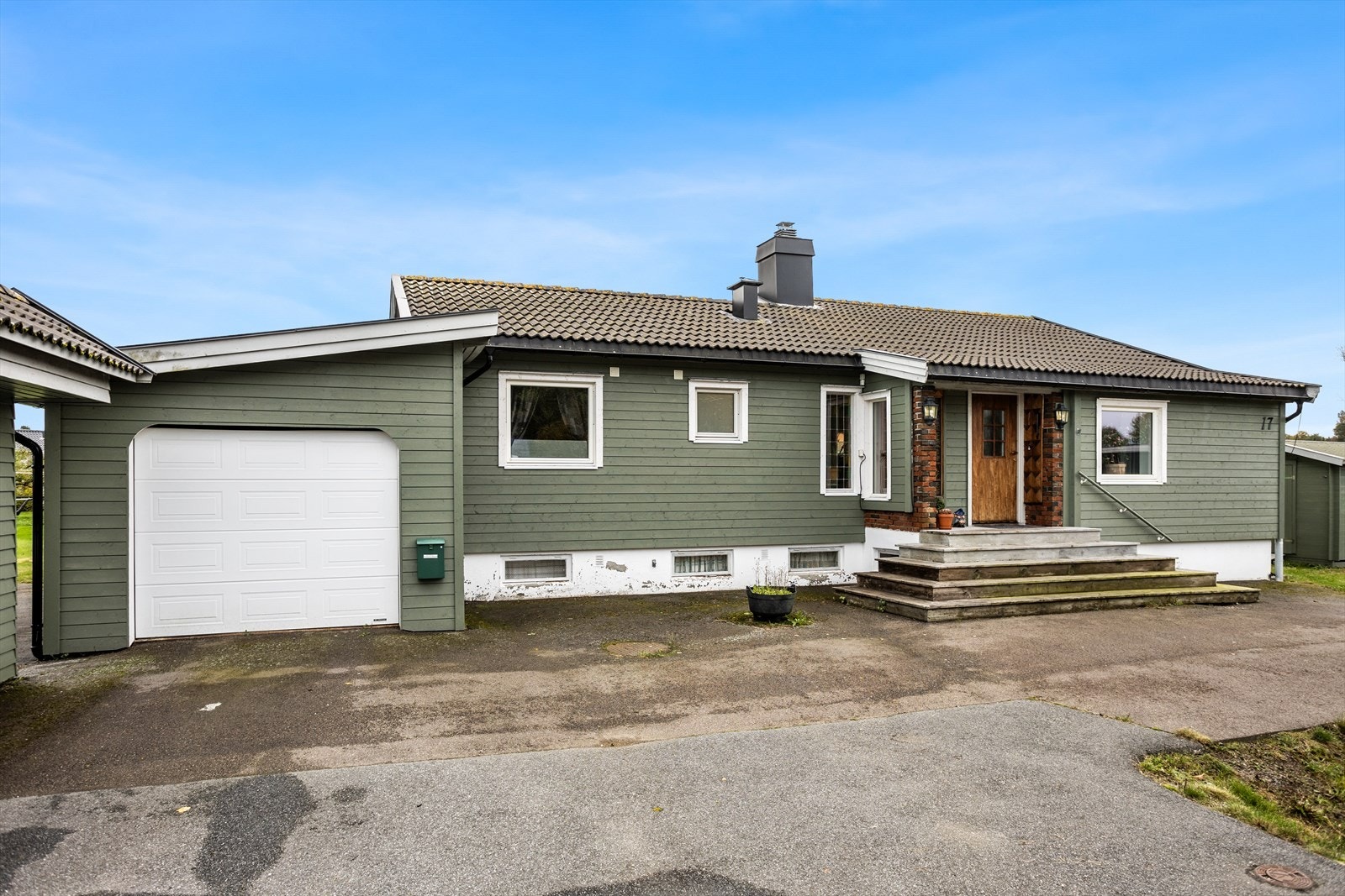 Boligen har garasje samt muligheter for parkering i oppkjørsel. Galleribilde