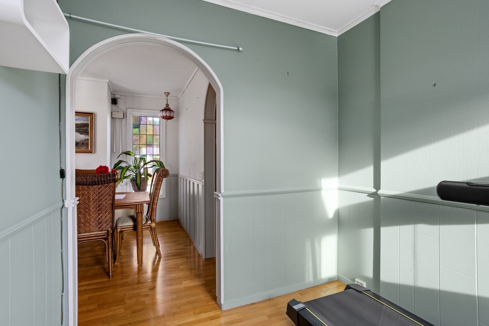 Det er gulv av parkett. Galleribilde