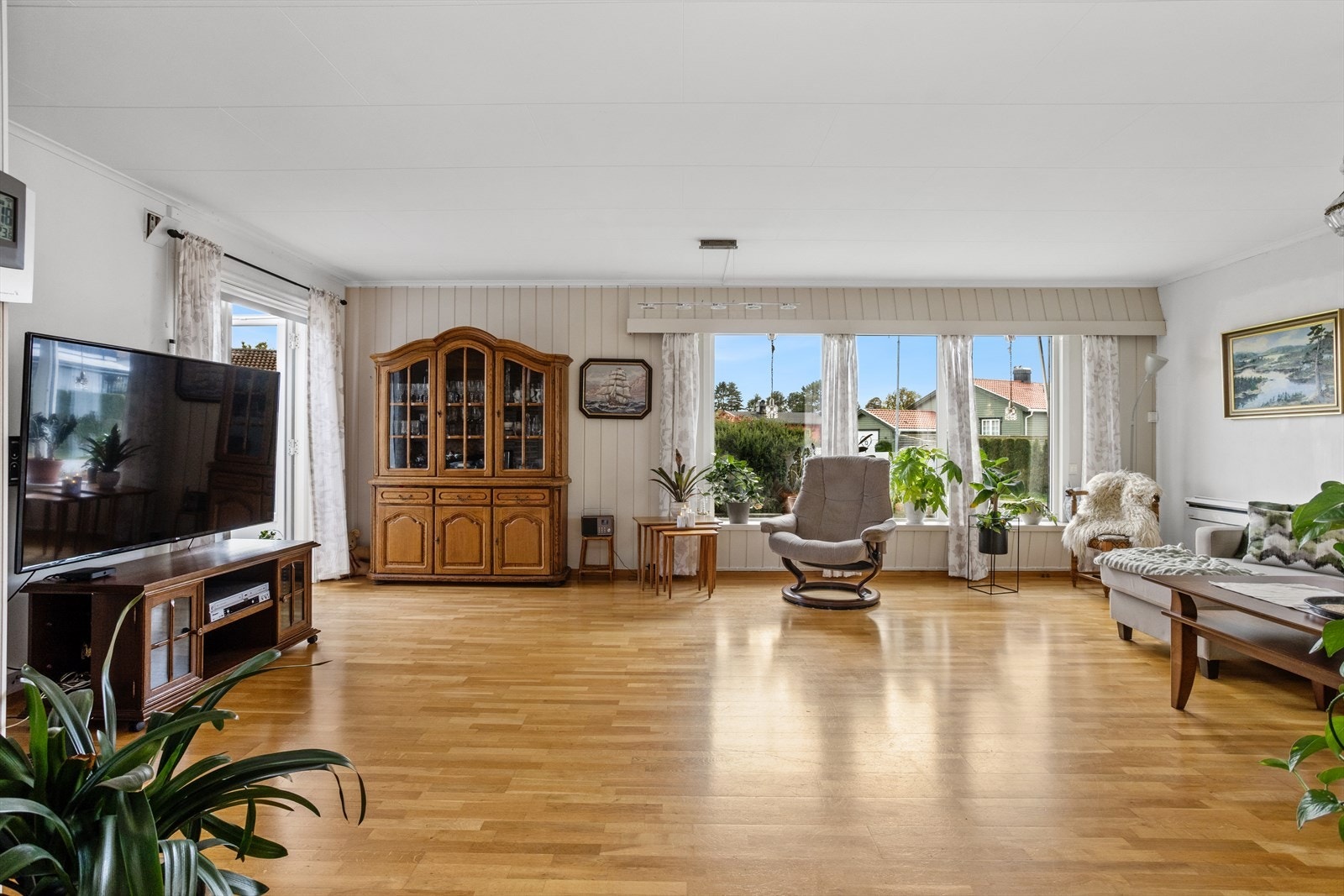 I stuen er det god plass til sofagruppe og tv-møblement. Galleribilde