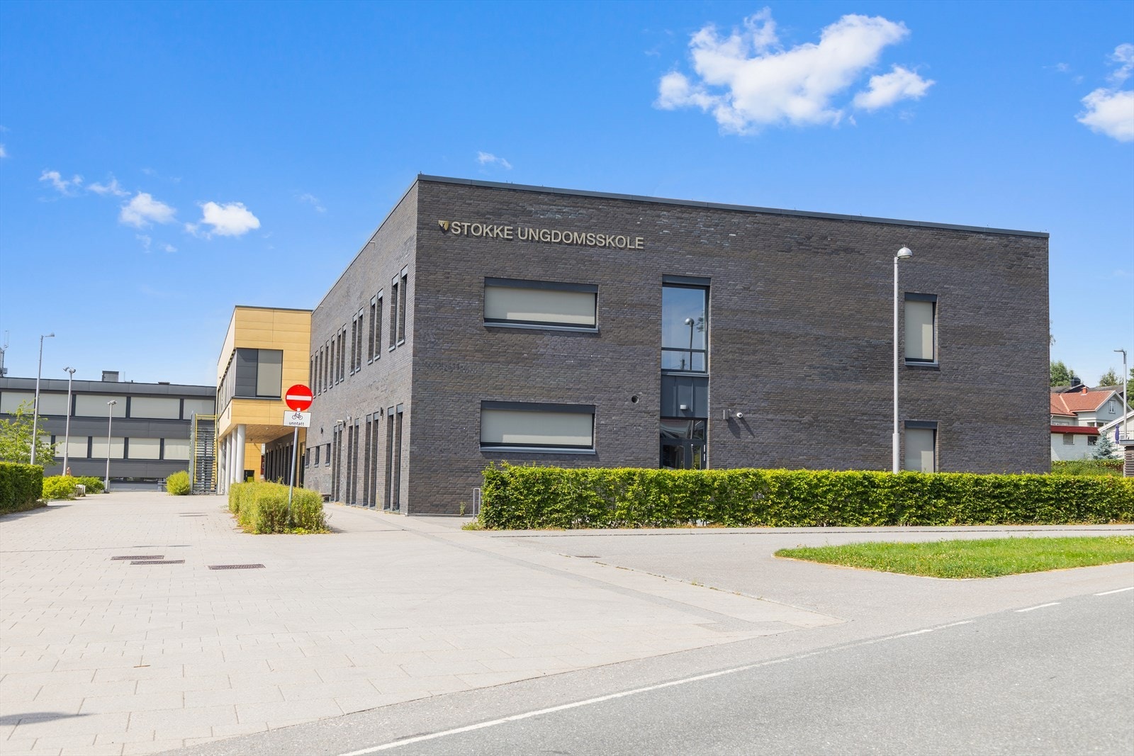 Stokke Ungdomsskole ligger ca. 26 min unna å gå fra boligen. Galleribilde
