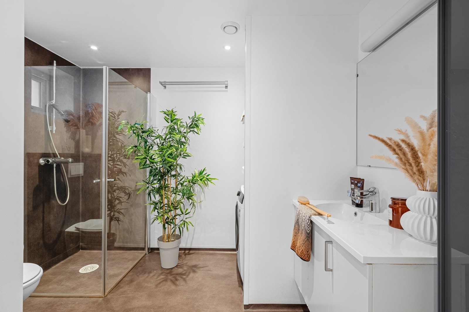 Bad med belegg på vegger og gulv Galleribilde