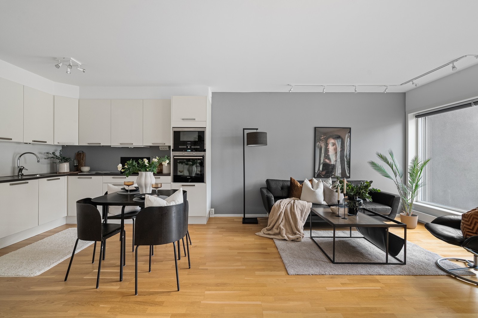 Pent lyst kjøkken med mørk benkeplate Galleribilde