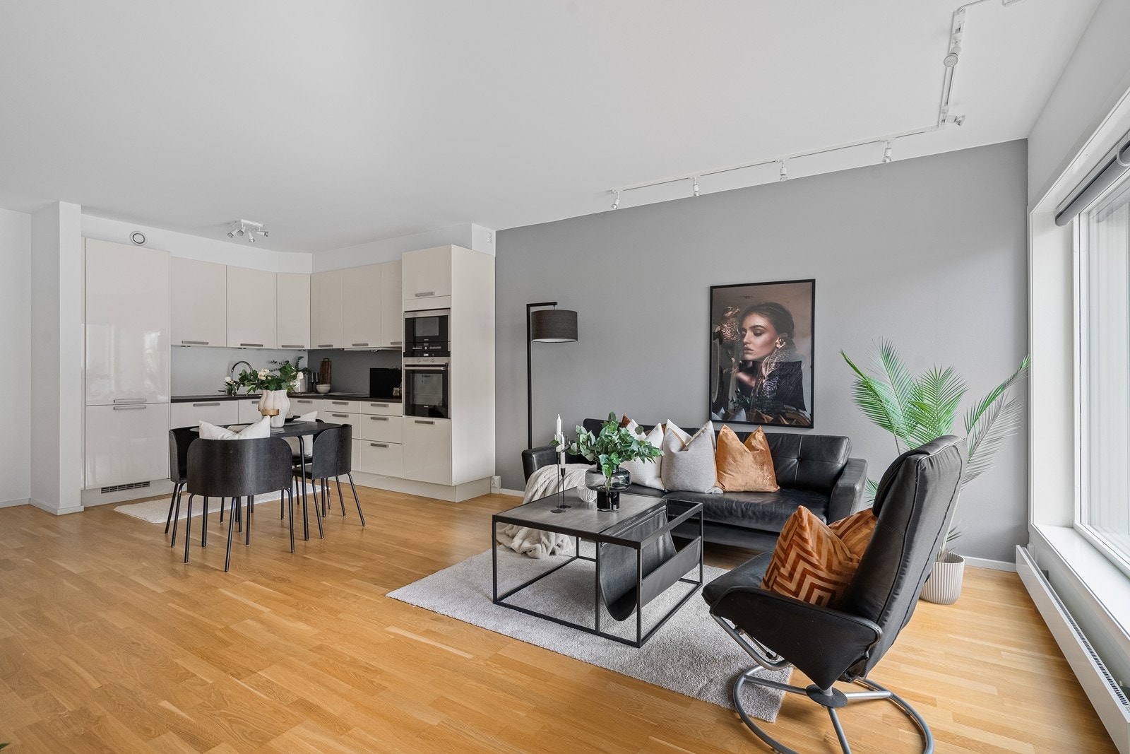 I stuen er det god plass til både sofagruppe og spisebord. Galleribilde