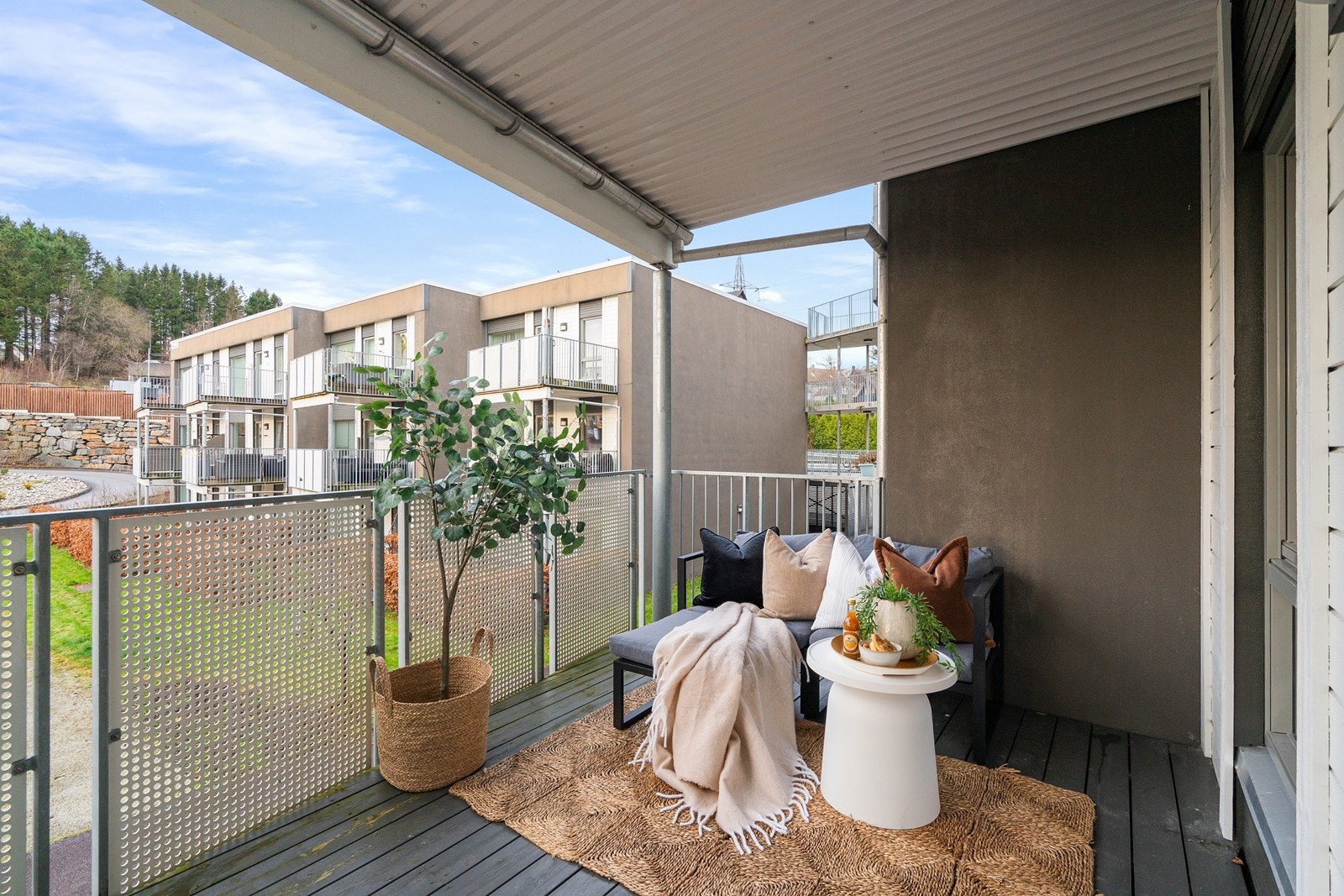 Fra stuen er det utgang til solrik balkong Galleribilde