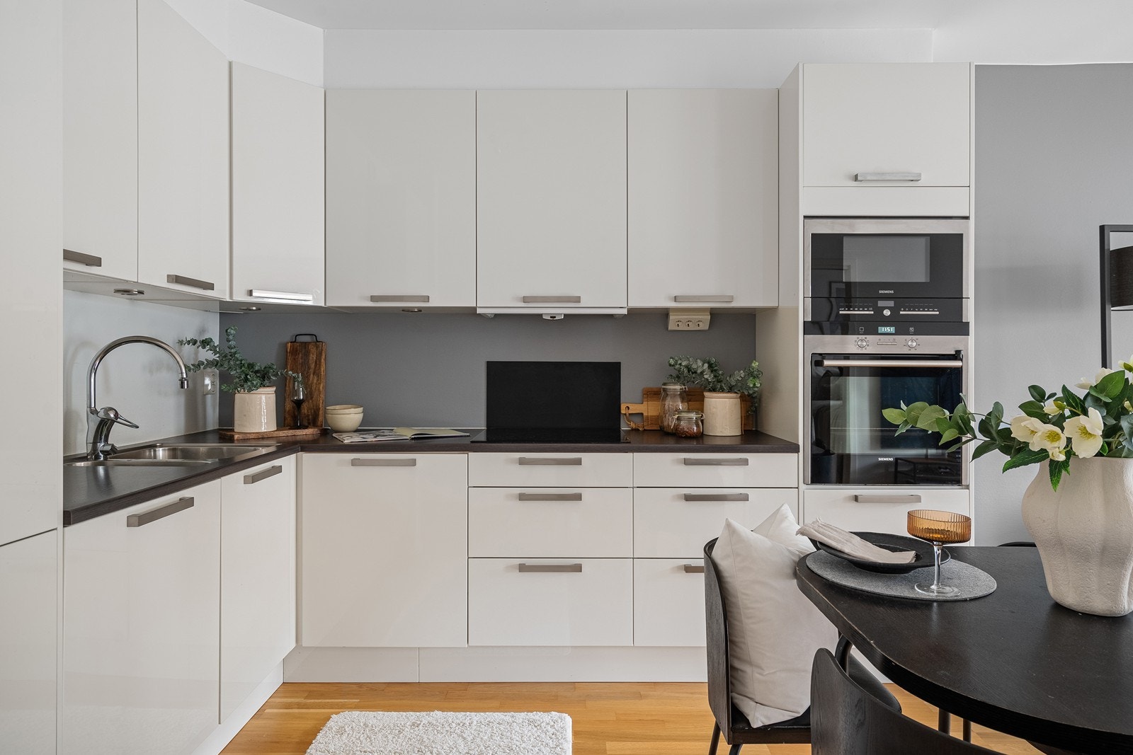 Det er god oppbevaringsplass i over- og underskap. Komfyr og oppvaskemaskin er integrert og følger handel. Galleribilde