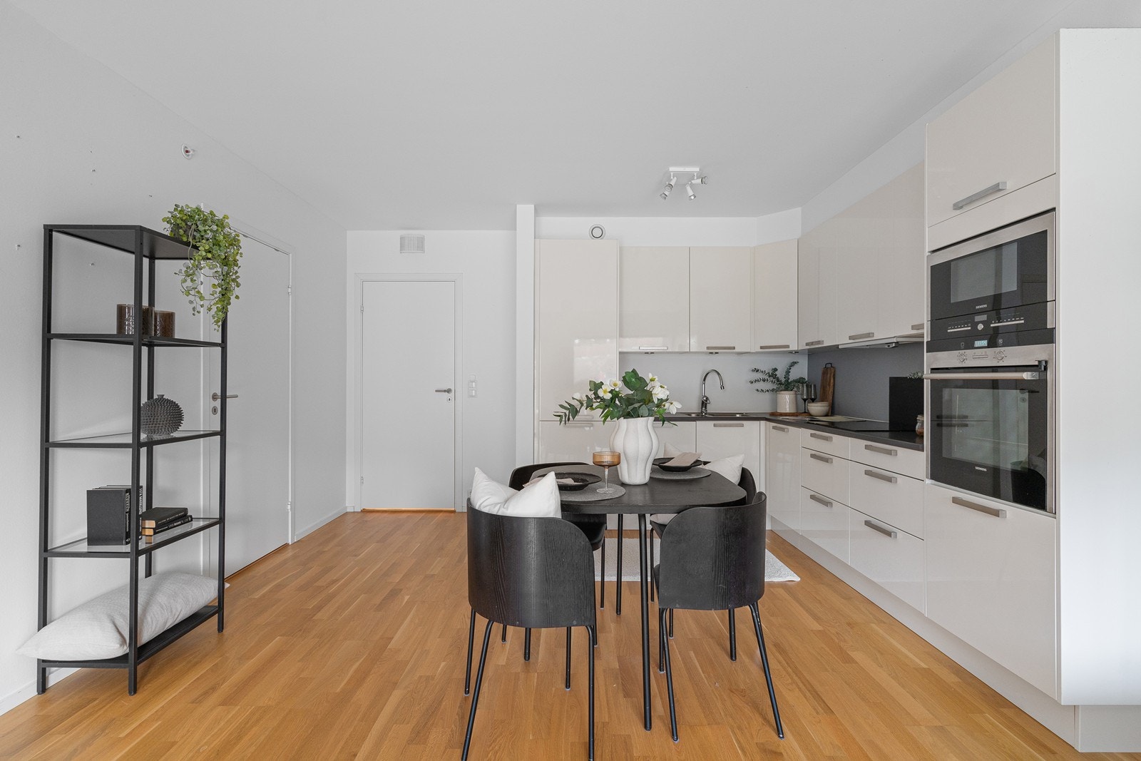 Fra kjøkkenet er det dør inn til innvendig bod med god oppbevaringsplass Galleribilde