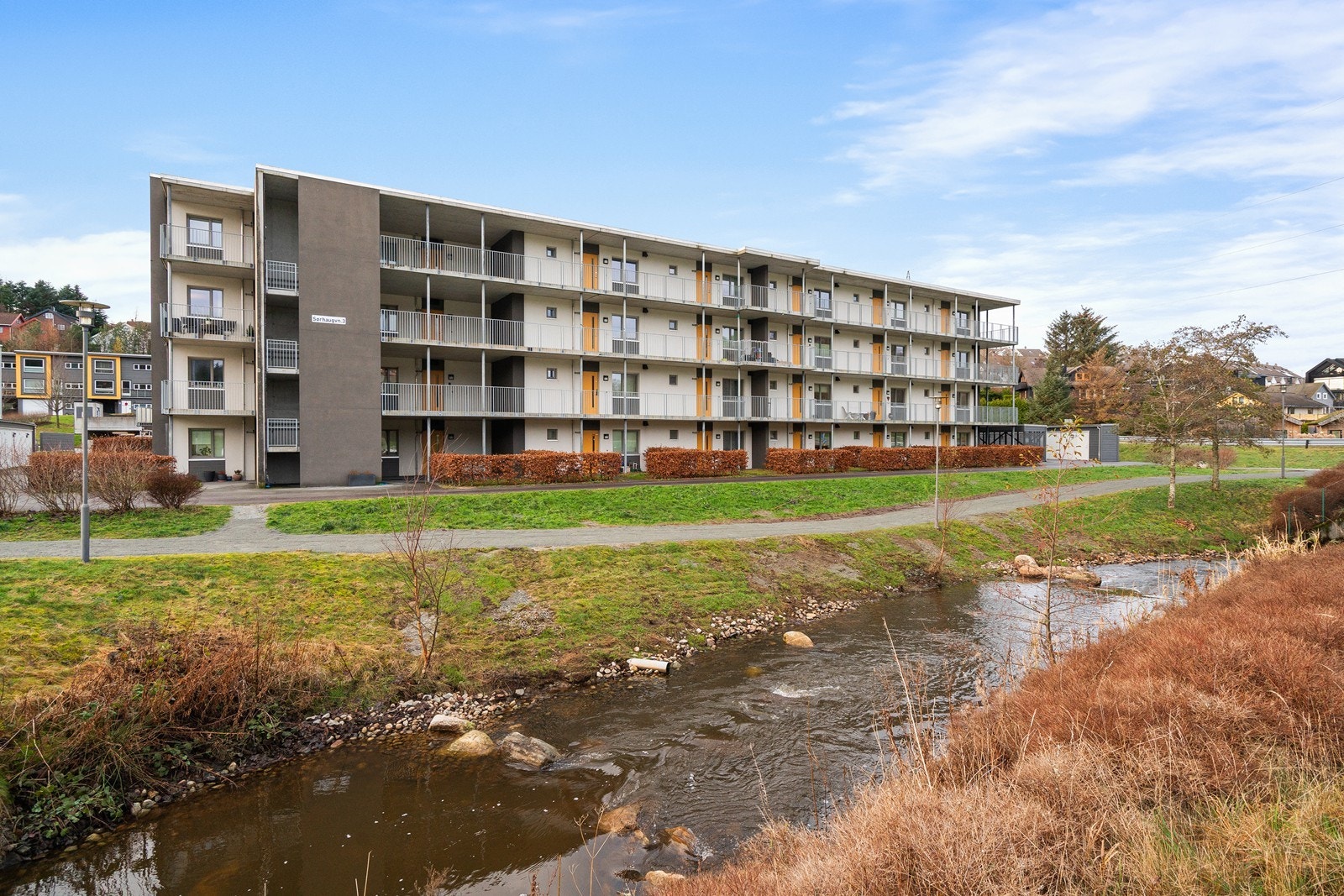 I området rundt har man fine turområdet som bl.a Melsheia, Bråsteinvannet og Stokkelandsvannet. Leiligheten ligger også like ved E-39 som lett kan ta deg til Sandnes, Forus og Stavanger Galleribilde