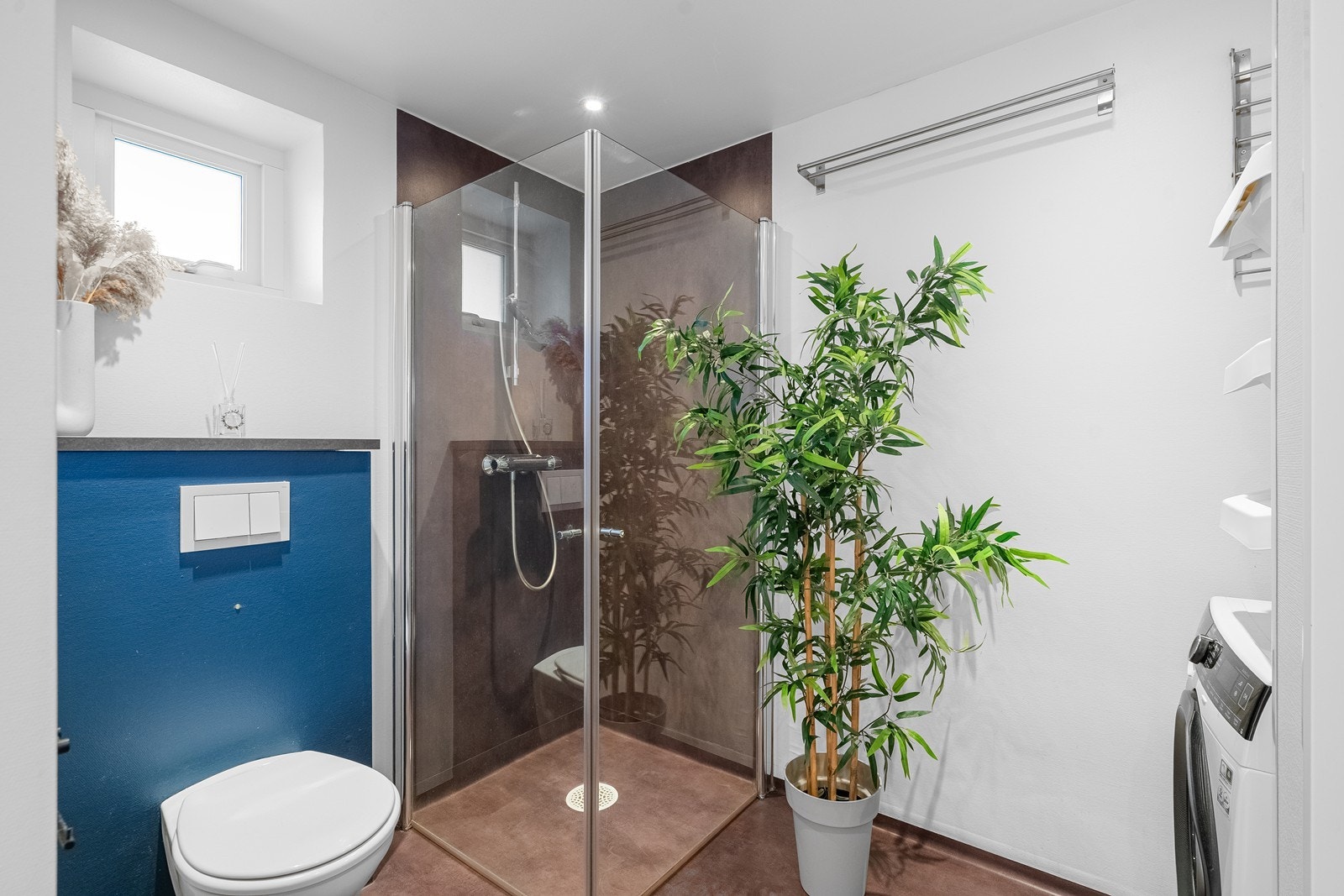 Vegghengt toalett, spotter i tak og varmekabler i gulv Galleribilde