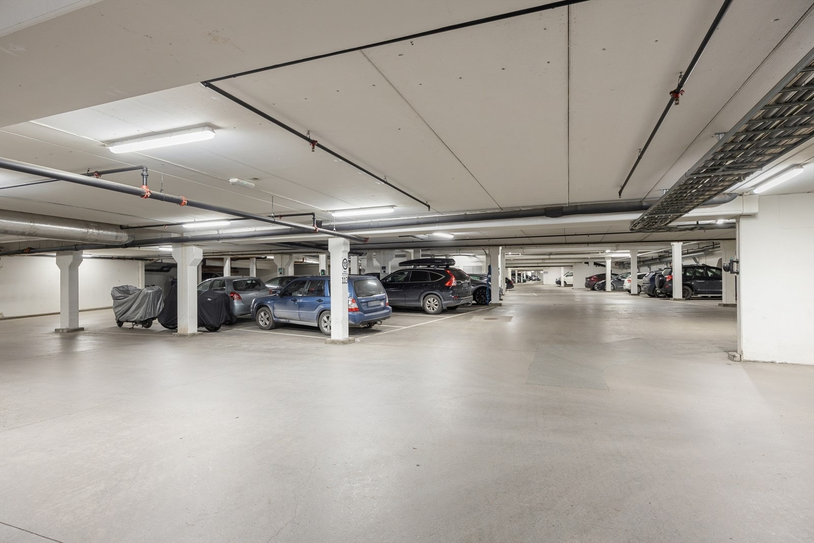 Fast garasjeplass og bod i samme etasje. Galleribilde