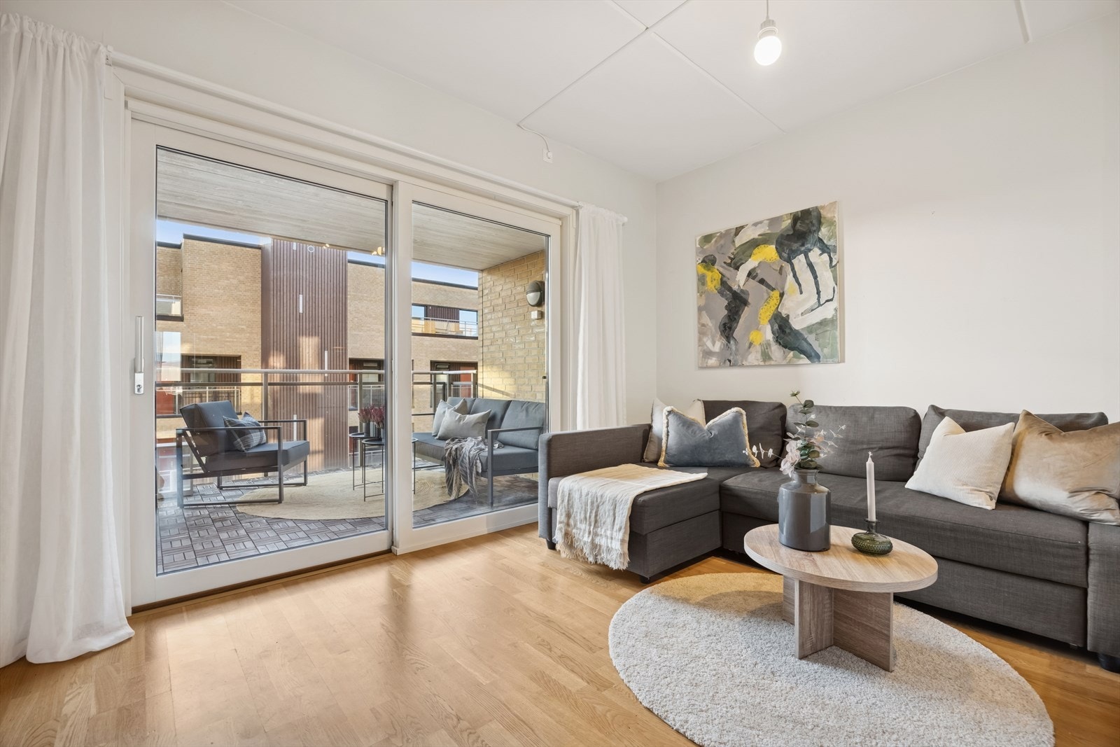 Stuen glir sømløst ut mot den generøse balkongen vendt mot sør - et innbydende rom for lys, luft og avslappende stunder. Galleribilde