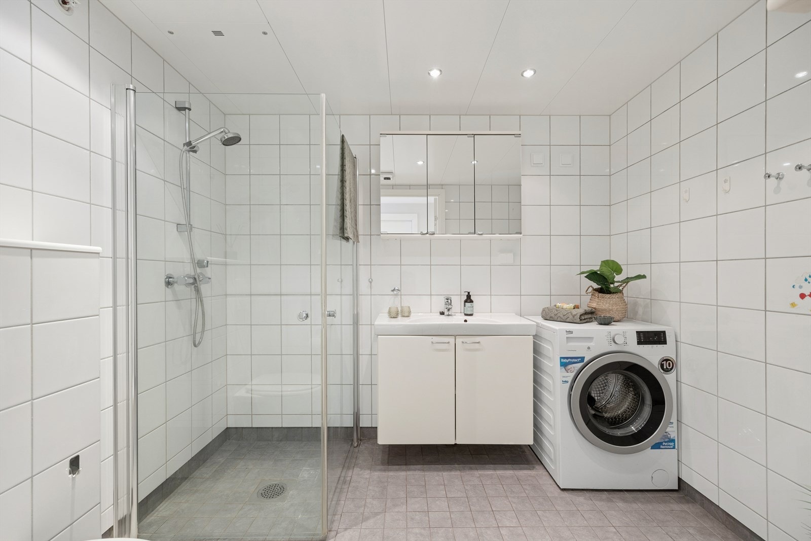 Downlights i himlingen gir et moderne og innbydende preg samt, opplegg for vaskemaskin og tørketrommel. Galleribilde