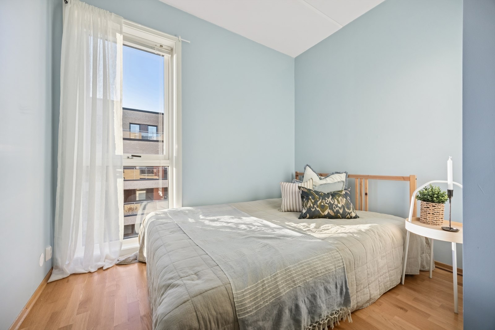 Leiligheten har to pene soverom hvor av hovedsoverom er størst. Galleribilde