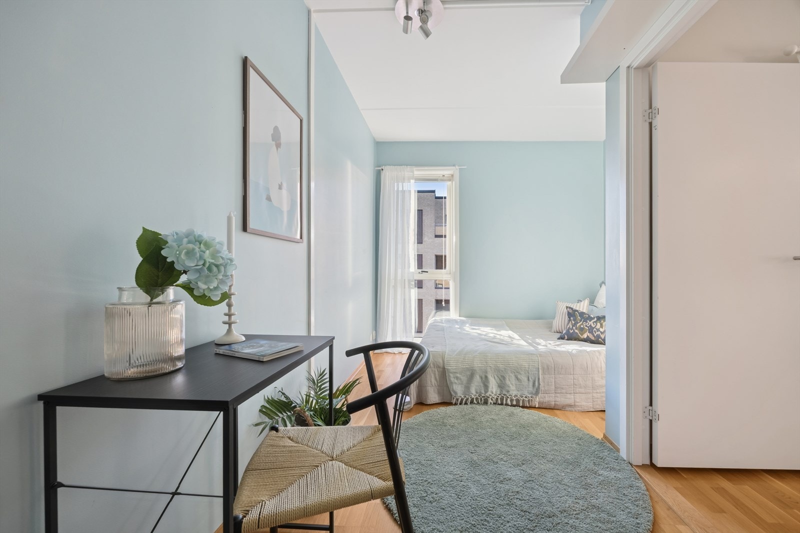 Hovedsoverommet byr på god plass til en stor seng, skrivepult og en praktisk garderobeløsning - perfekt for både komfort og funksjonalitet. Galleribilde