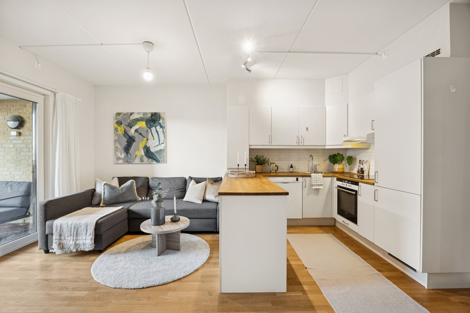 Kjøkkenet er praktisk utformet og stilfullt avgrenset fra stuen med en funksjonell halvøy som skaper både romfølelse og naturlig flyt. Galleribilde