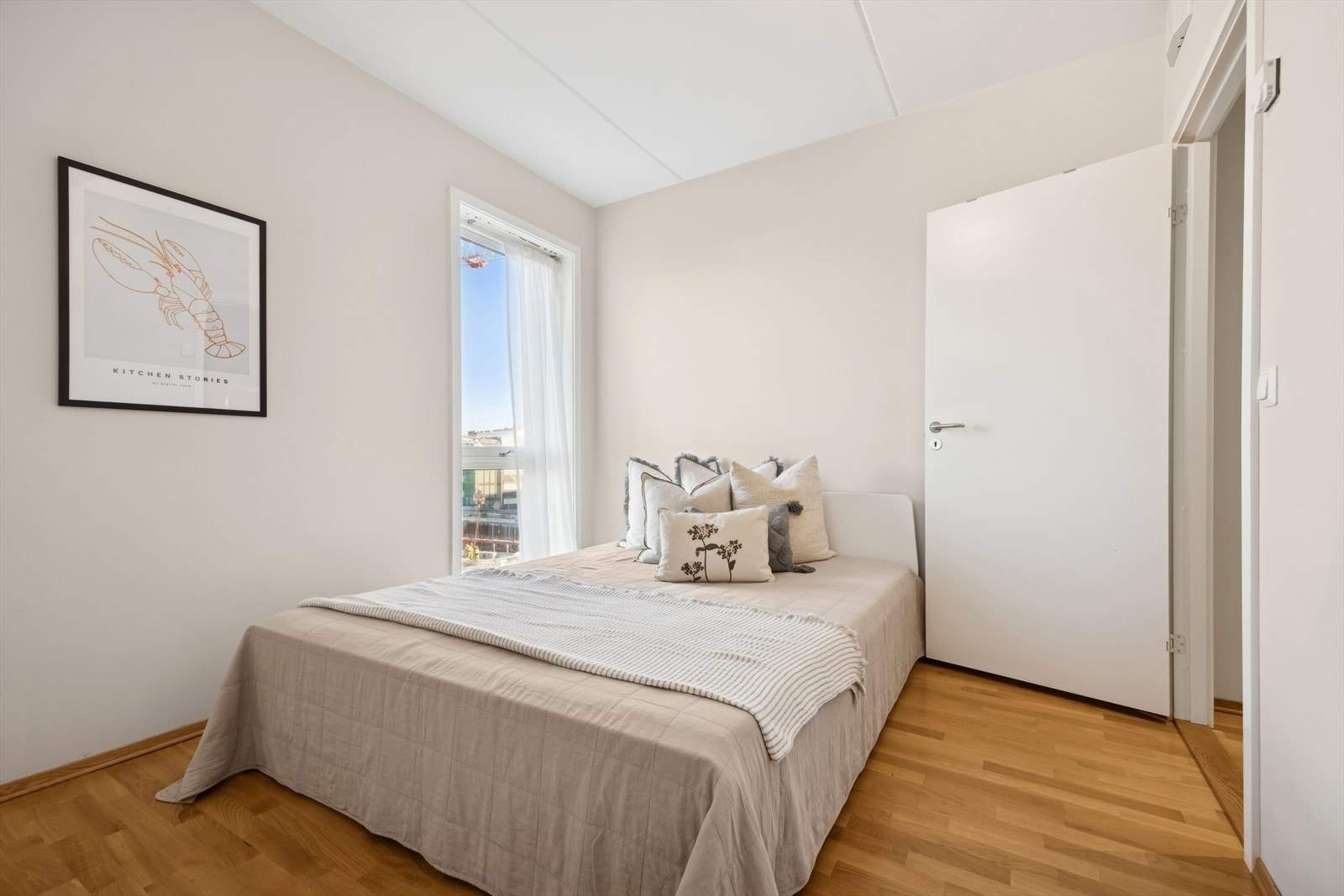 Soverom 2 er av stor størrelse med plass til stor seng med tilhørende nattbord på vær side. Galleribilde