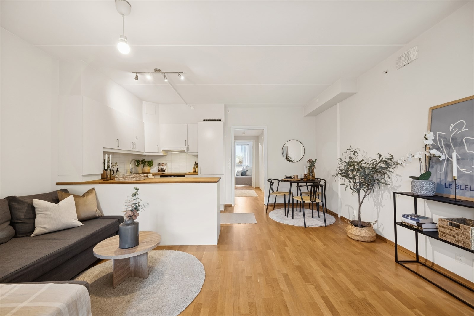 Gjennomgående planløsning gir en naturlig flyt mellom rommene, med gode møbleringsmuligheter og lys fra begge sider. Galleribilde