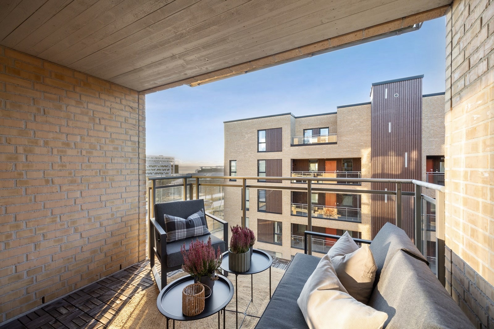 Overbygget balkong gir ly for vær og vind. Galleribilde