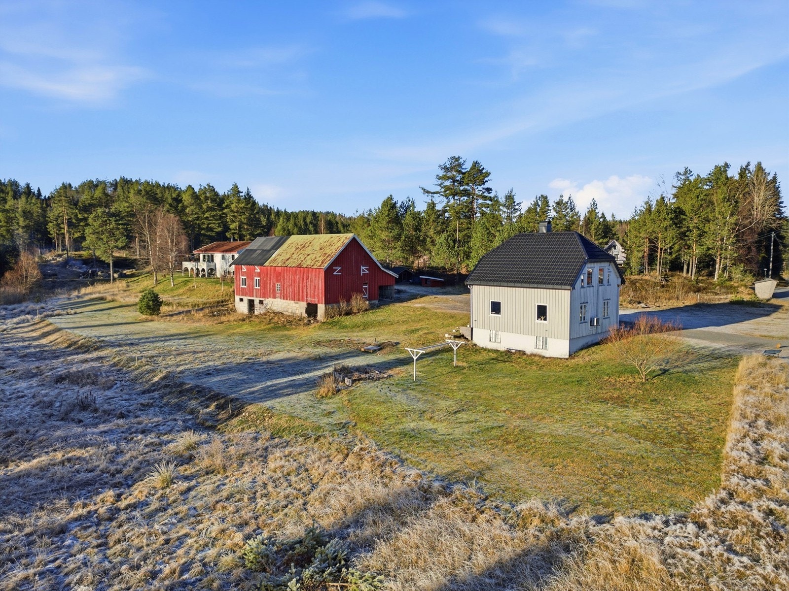Det er flat og fin mark rundt huset og gode solforhold på tomten. Galleribilde