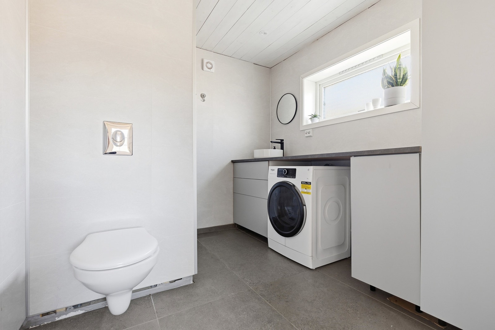 Badet ble oppgradert i 2023 med alt fra elektrisk, rør, overflater, innredning, membran og sluk. Galleribilde