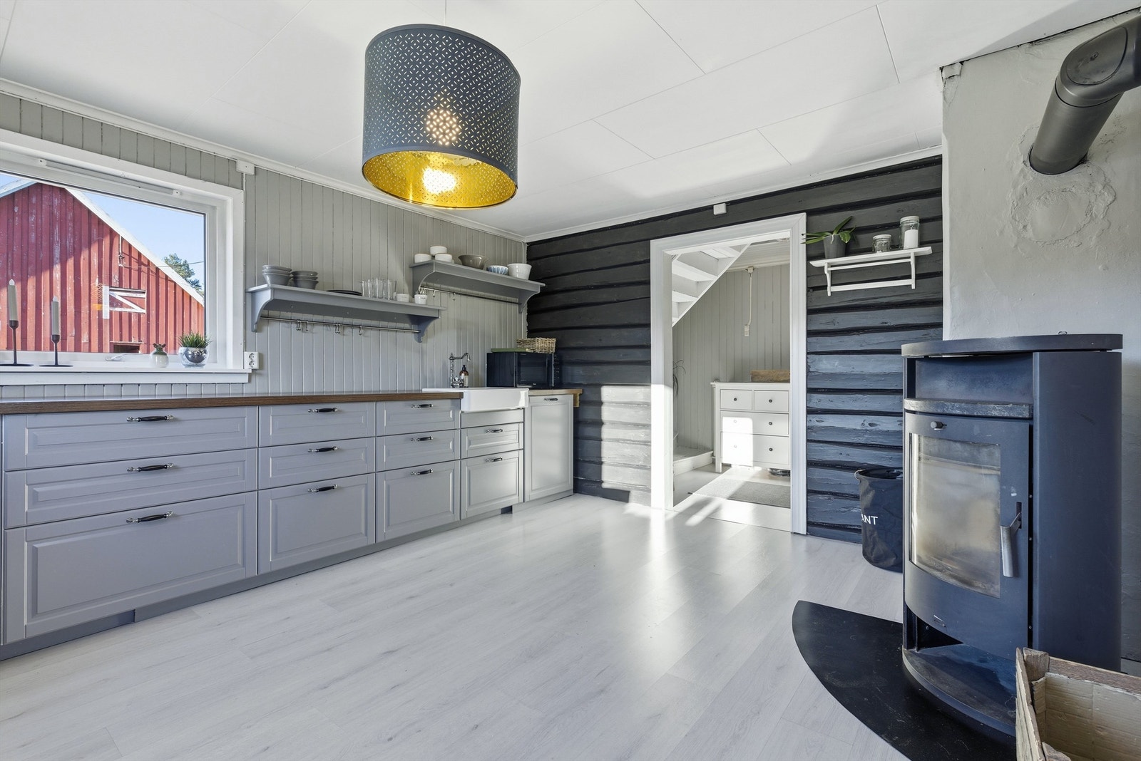 Nyere peisovn på kjøkken og i stuen. Galleribilde