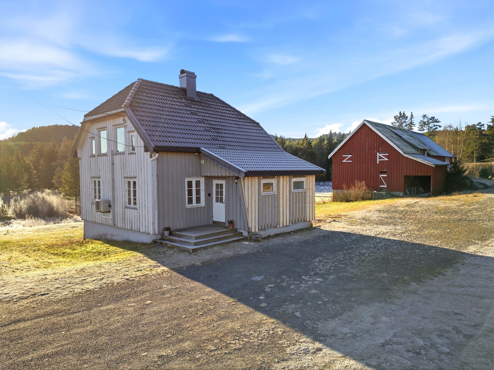 Det er gjort flere påkostninger på huset i nyere tid og planen er å male når sesongen tillater det. Galleribilde